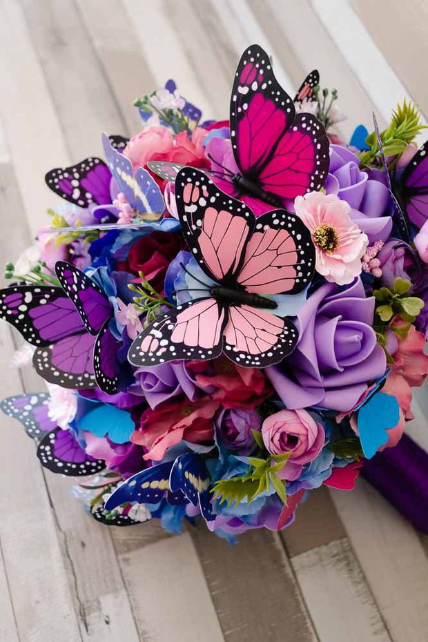 Buchet mireasa cu fluturi colorati