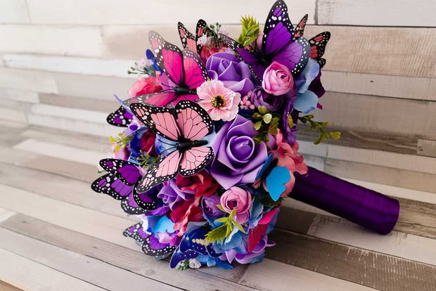 Buchet mireasa cu fluturi colorati