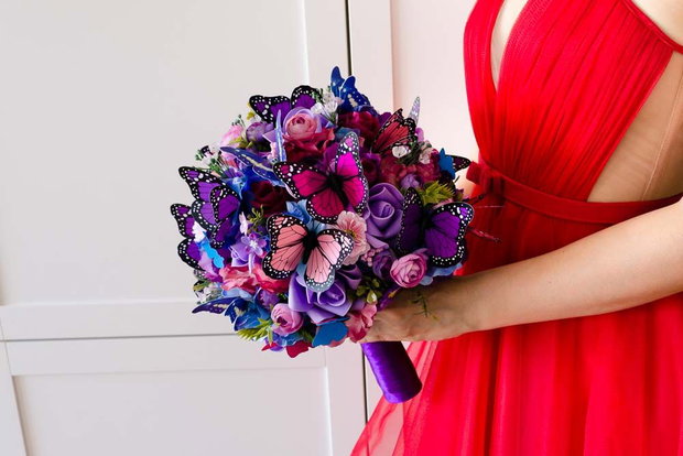 Buchet mireasa cu fluturi colorati