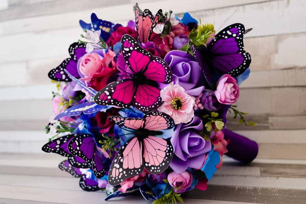 Buchet mireasa cu fluturi colorati
