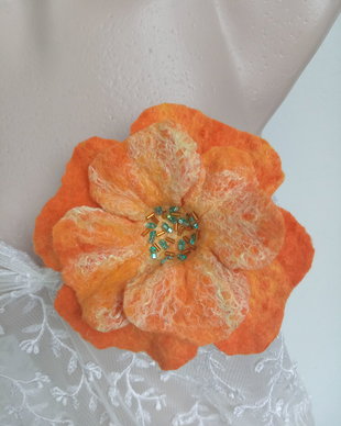 Floare broșă