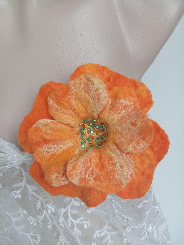 Floare broșă
