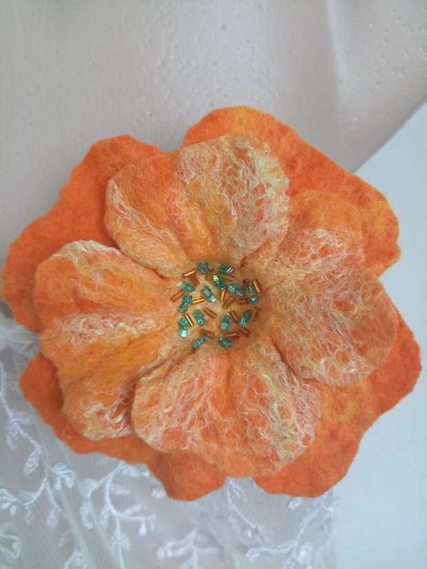 Floare broșă