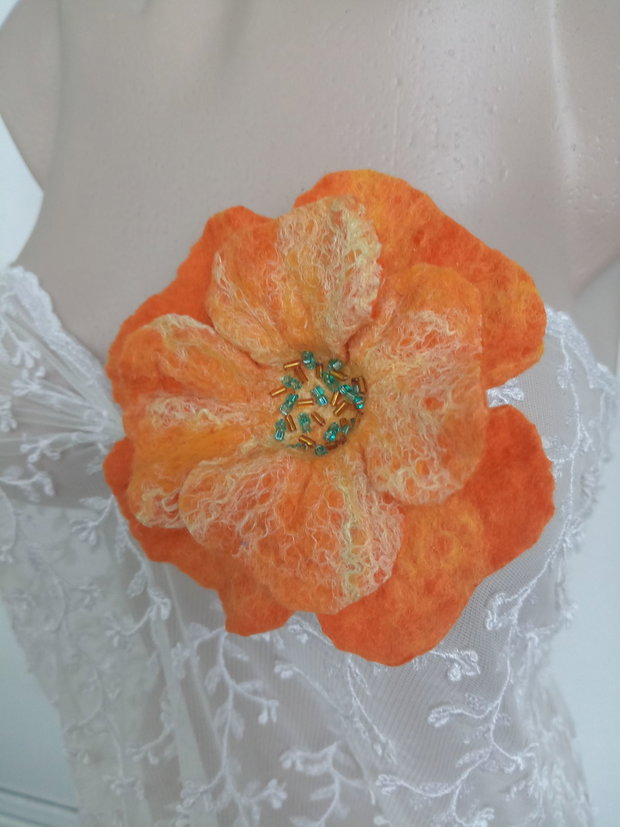 Floare broșă