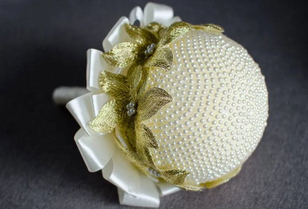 Buchet de mireasa ivoar din perle si flori aurii