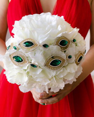 Buchet brose verde smarald si hortensii albe
