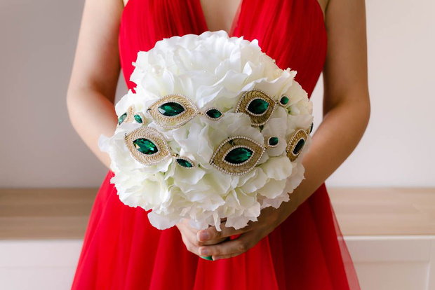 Buchet brose verde smarald si hortensii albe