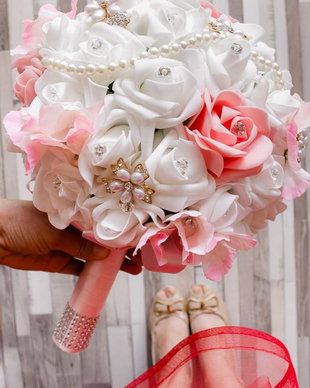 Buchet mireasa cu flori de spuma si brose