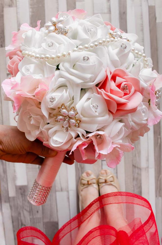 Buchet mireasa cu flori de spuma si brose
