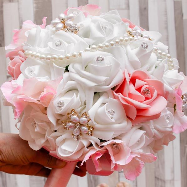 Buchet mireasa cu flori de spuma si brose