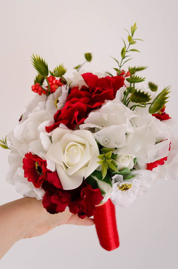 Buchet flori artificiale rosii si albe pentru mirese si nase