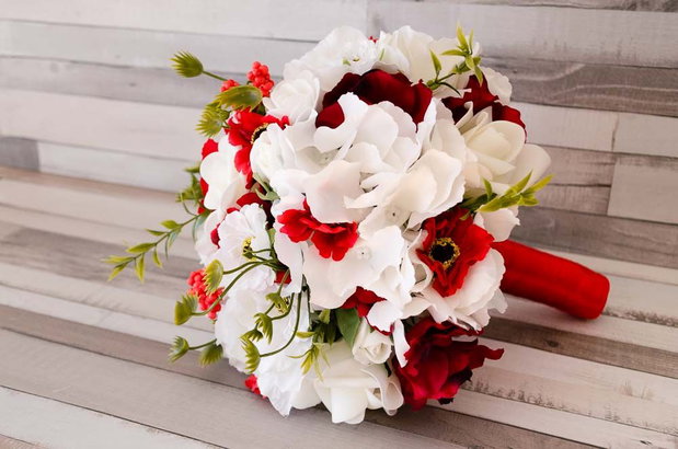 Buchet flori artificiale rosii si albe pentru mirese si nase