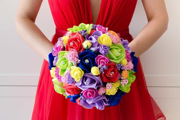 Buchet de mireasa cu flori artificiale curcubeu