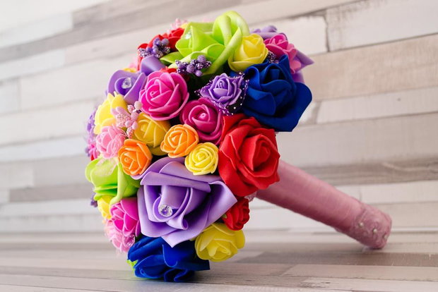 Buchet de mireasa cu flori artificiale curcubeu