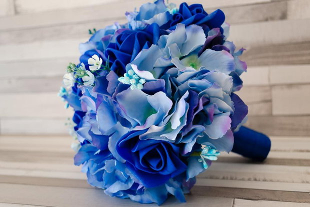 Buchet mireasa cu hortensii artificiale albastre