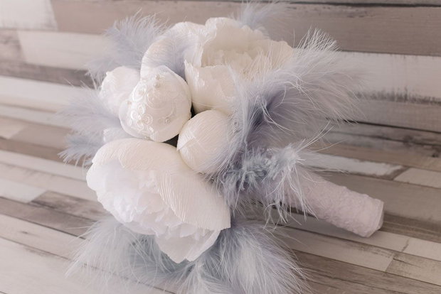 Buchet mirese cu flori de hartie si pene