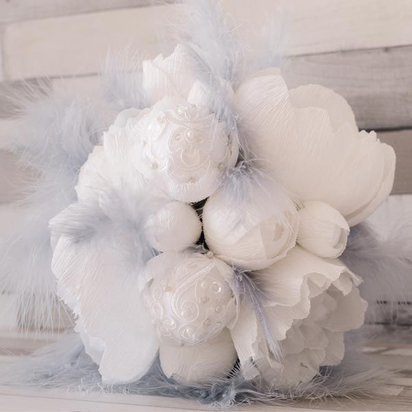 Buchet mirese cu flori de hartie si pene