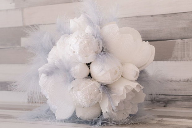 Buchet mirese cu flori de hartie si pene