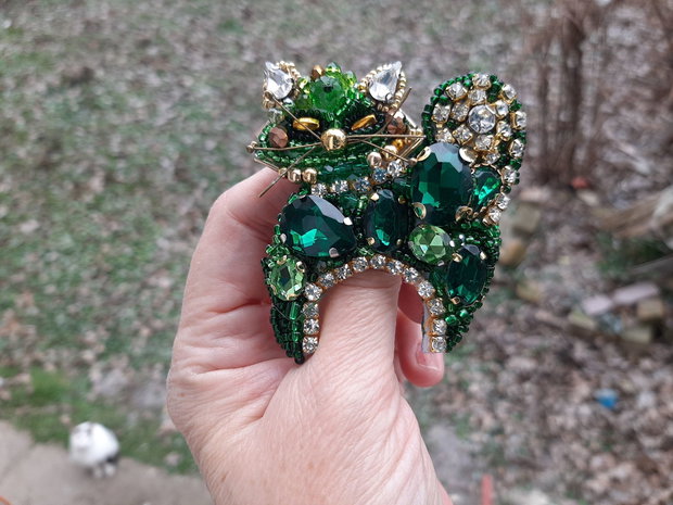 Brosă mărțișor. Pisica verde
