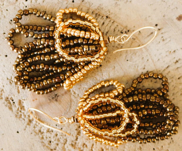 Cercei handmade din sarma,hematit si margele de nisip