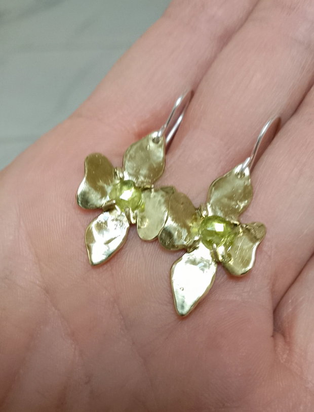 Cercei argint și flori din alama cu peridot fațetat