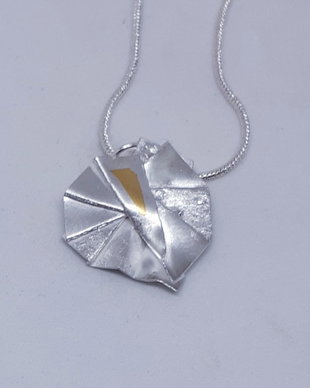 Pandantiv unicat, in forma de inima origami din argint pur cu insertie de aur 22k