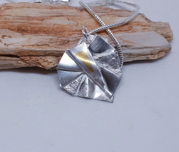 Pandantiv unicat, in forma de inima origami din argint pur cu insertie de aur 22k