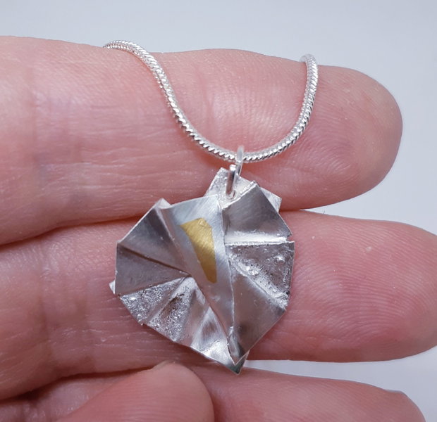 Pandantiv unicat, in forma de inima origami din argint pur cu insertie de aur 22k