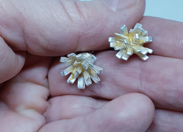 Cercei unicat, in forma de floare din argint pur, pictate cu mica aurie