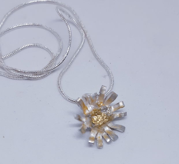 Pandantiv unicat, in forma de floare de argint pur, pictata cu aur 22k si mica aurie