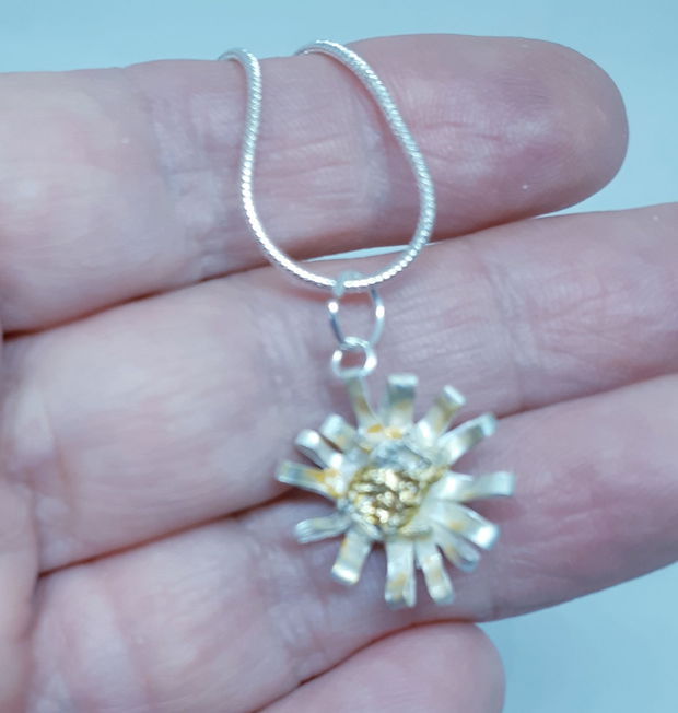 Pandantiv unicat, in forma de floare de argint pur, pictata cu aur 22k si mica aurie