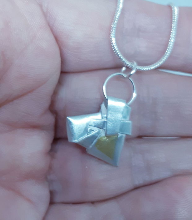 Pandantiv unicat, in forma de inima origami, din argint pur cu insertie de aur 22k