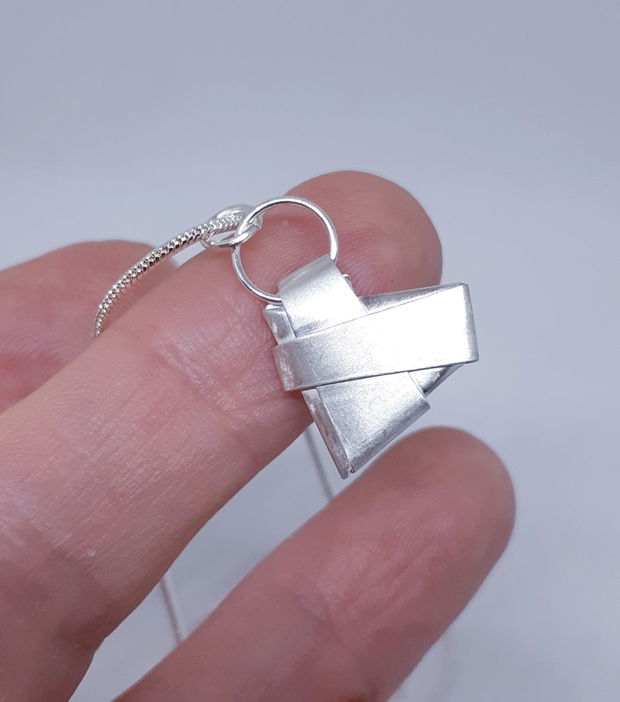 Pandantiv unicat, in forma de inima origami, din argint pur cu insertie de aur 22k