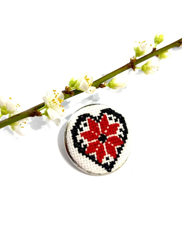 Brosa - martisor cu broderie manuala