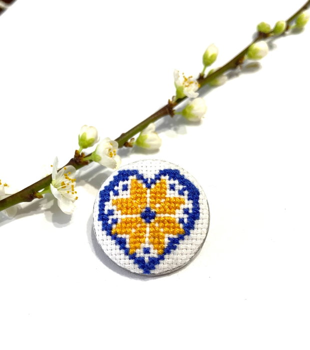 Brosa - martisor cu broderie manuala