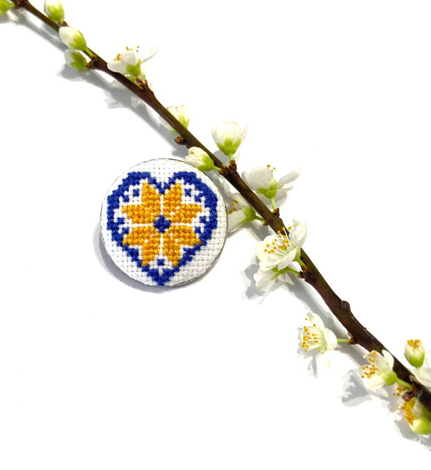 Brosa - martisor cu broderie manuala