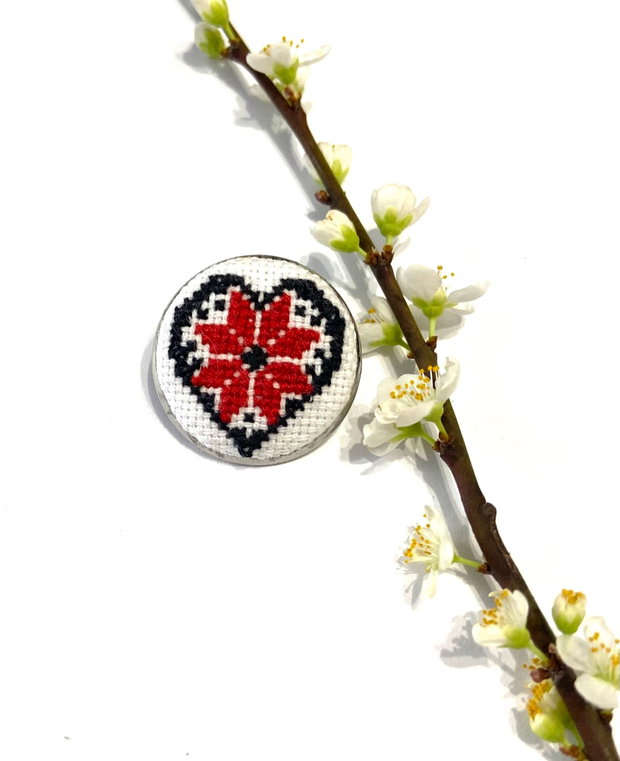 Brosa - martisor cu broderie manuala