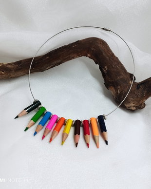 Colier handmade din creioane colorate