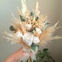 Buchet mireasa trandafiri albi / pampas / eucalipt