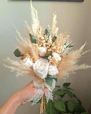 Buchet mireasa trandafiri albi / pampas / eucalipt