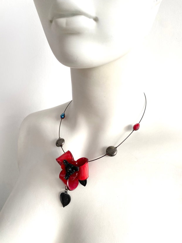 Colier fin cu floare de sticla rosu aprins・Colier fin la baza gatului・Colier cu floare rosie
