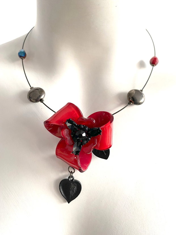 Colier fin cu floare de sticla rosu aprins・Colier fin la baza gatului・Colier cu floare rosie