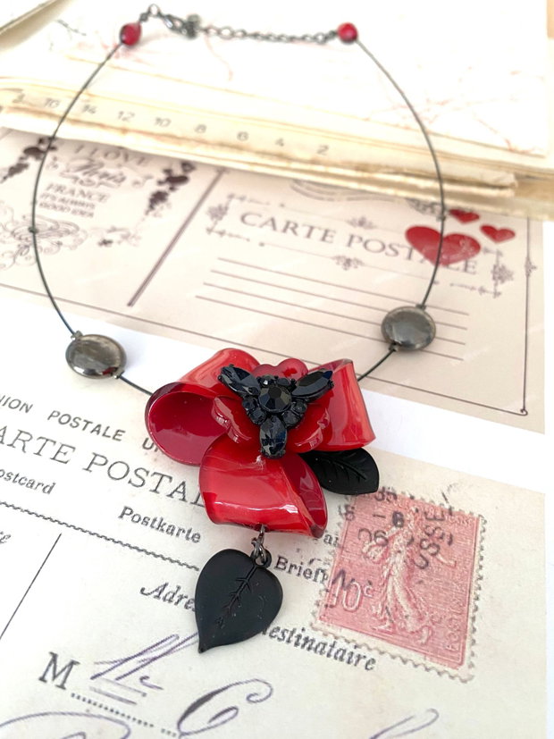 Colier fin cu floare de sticla rosu aprins・Colier fin la baza gatului・Colier cu floare rosie