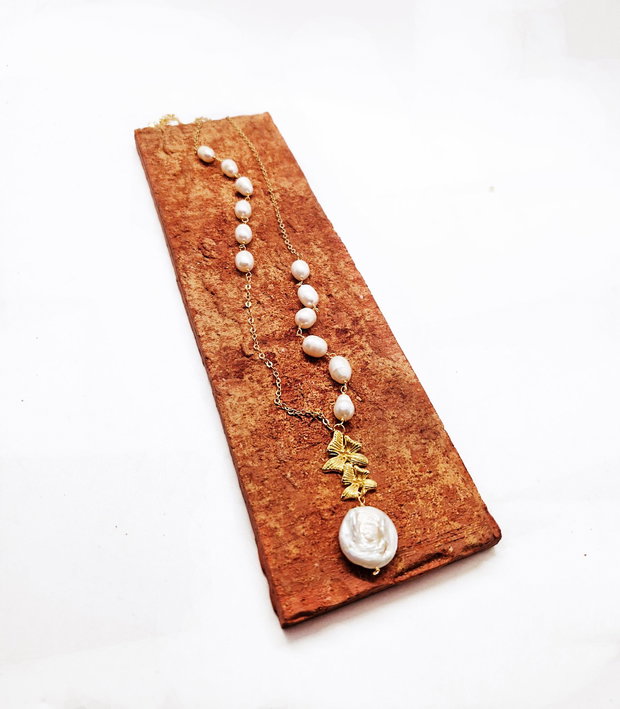 Colier lung "Round Keshi" din perle de cultura, perla Keshi si alama