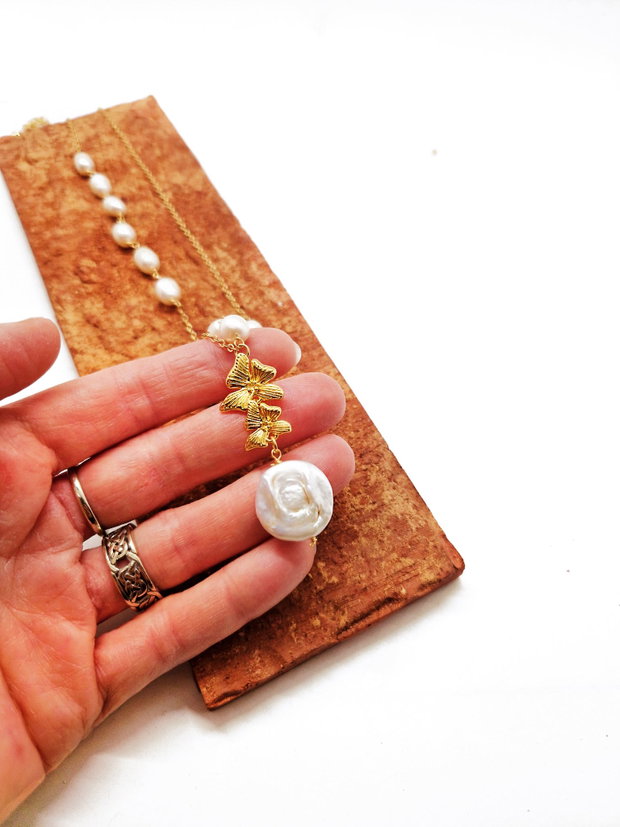 Colier lung "Round Keshi" din perle de cultura, perla Keshi si alama