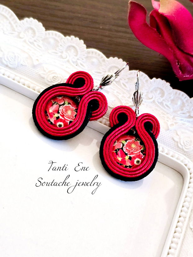 Cercei rosii cu negru, Cercei soutache