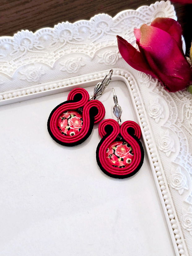 Cercei rosii cu negru, Cercei soutache