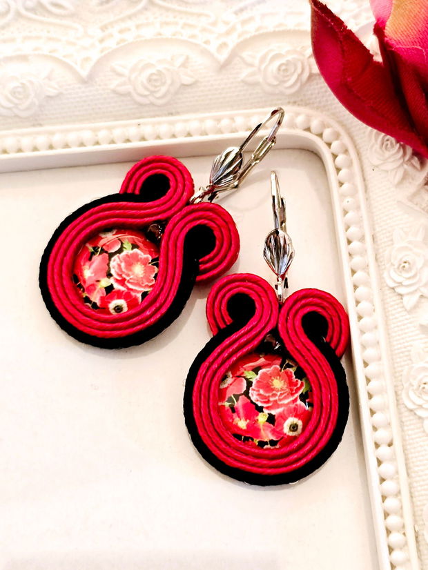 Cercei rosii cu negru, Cercei soutache