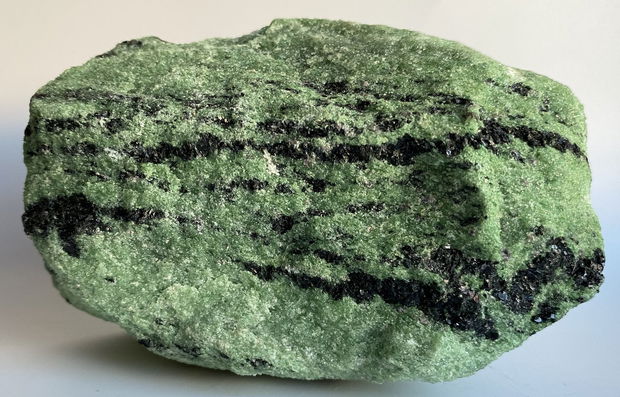 Pargasit in Zoisit - specimen piatra bruta