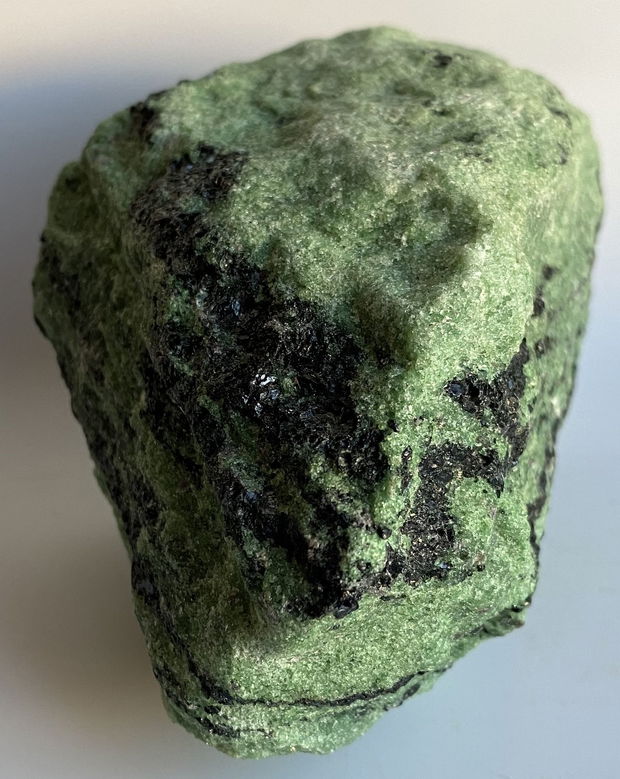 Pargasit in Zoisit - specimen piatra bruta